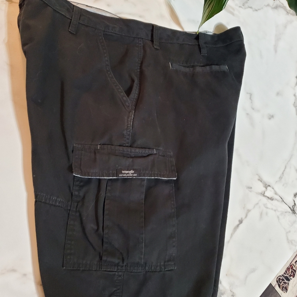 Wrangler Men's Black Cargo Shorts size 40 - Picture 10 of 16
